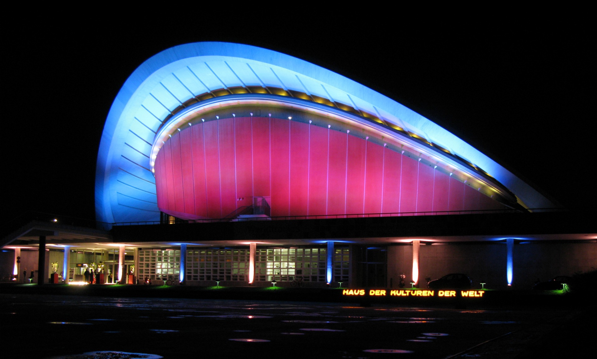 Das Haus der Kulturen der Welt erstrahlt in den Farben des Events